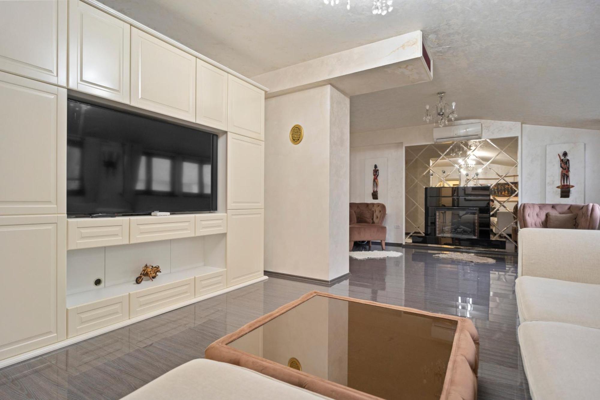Classic Luxury At Mall Apartment *