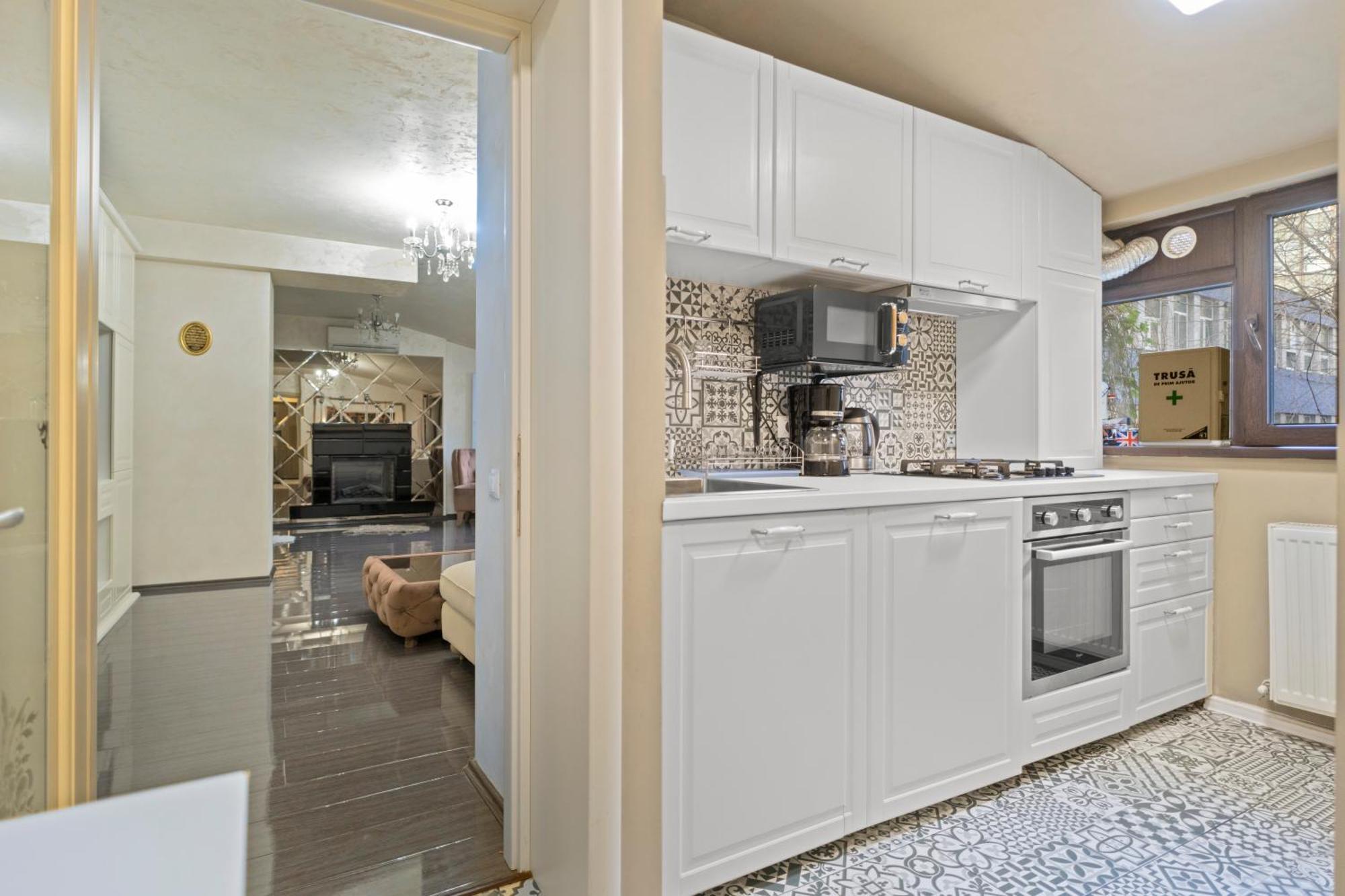 Classic Luxury At Mall Apartment