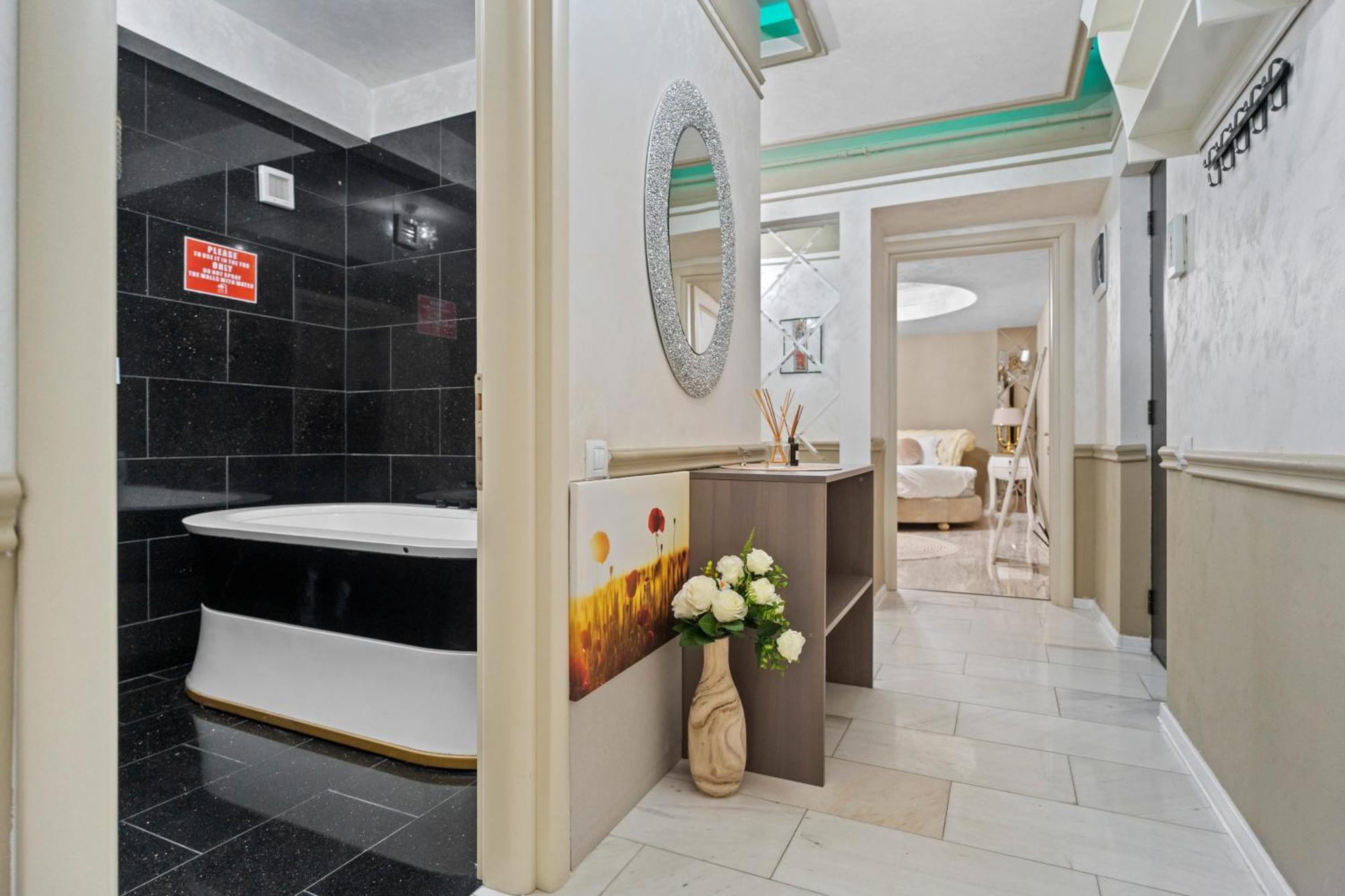 Classic Luxury At Mall Apartment *