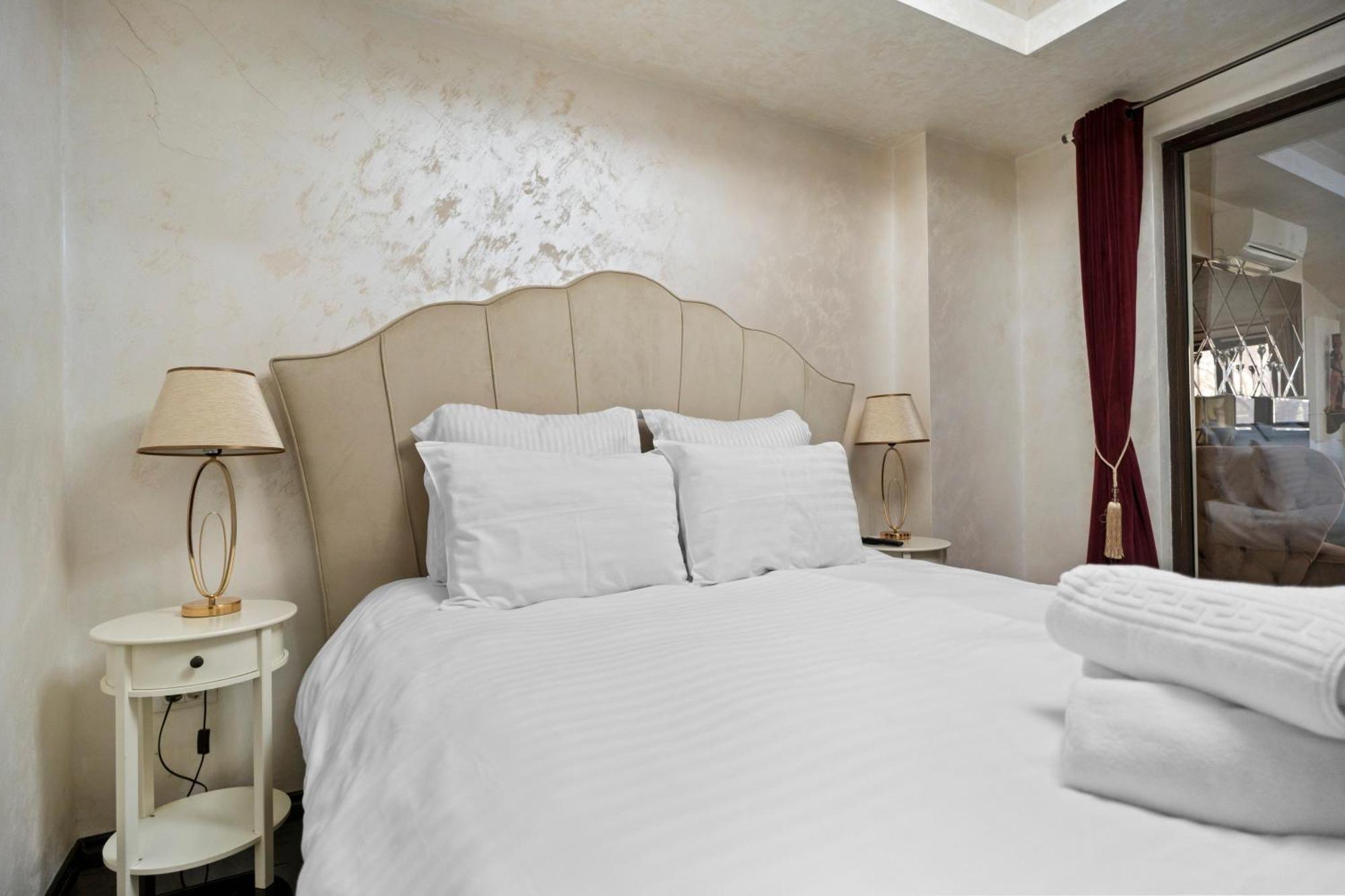 Classic Luxury At Mall Apartment