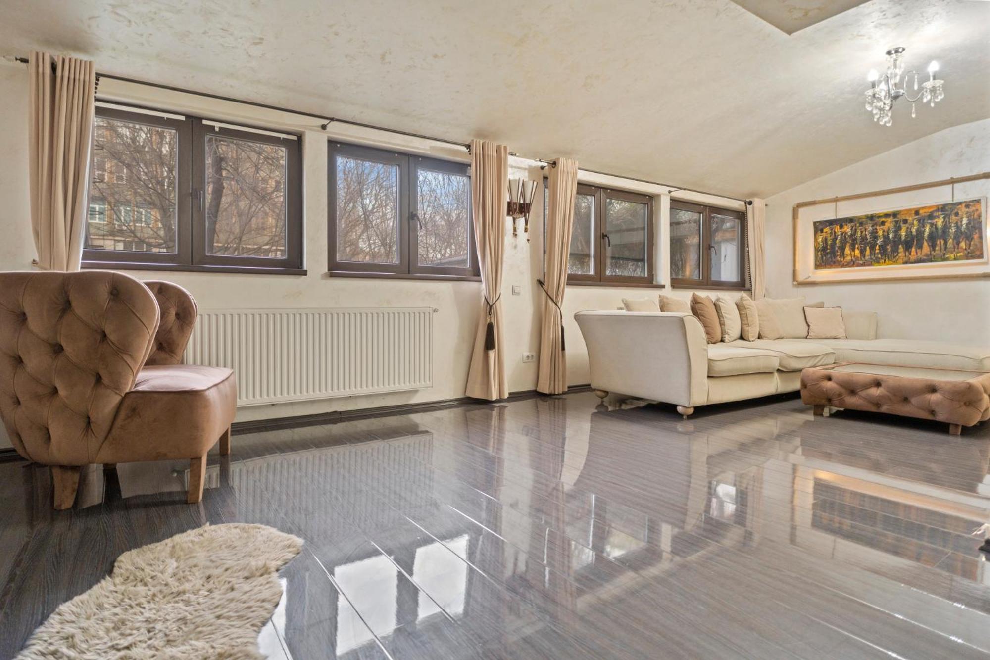 Classic Luxury At Mall Apartment *