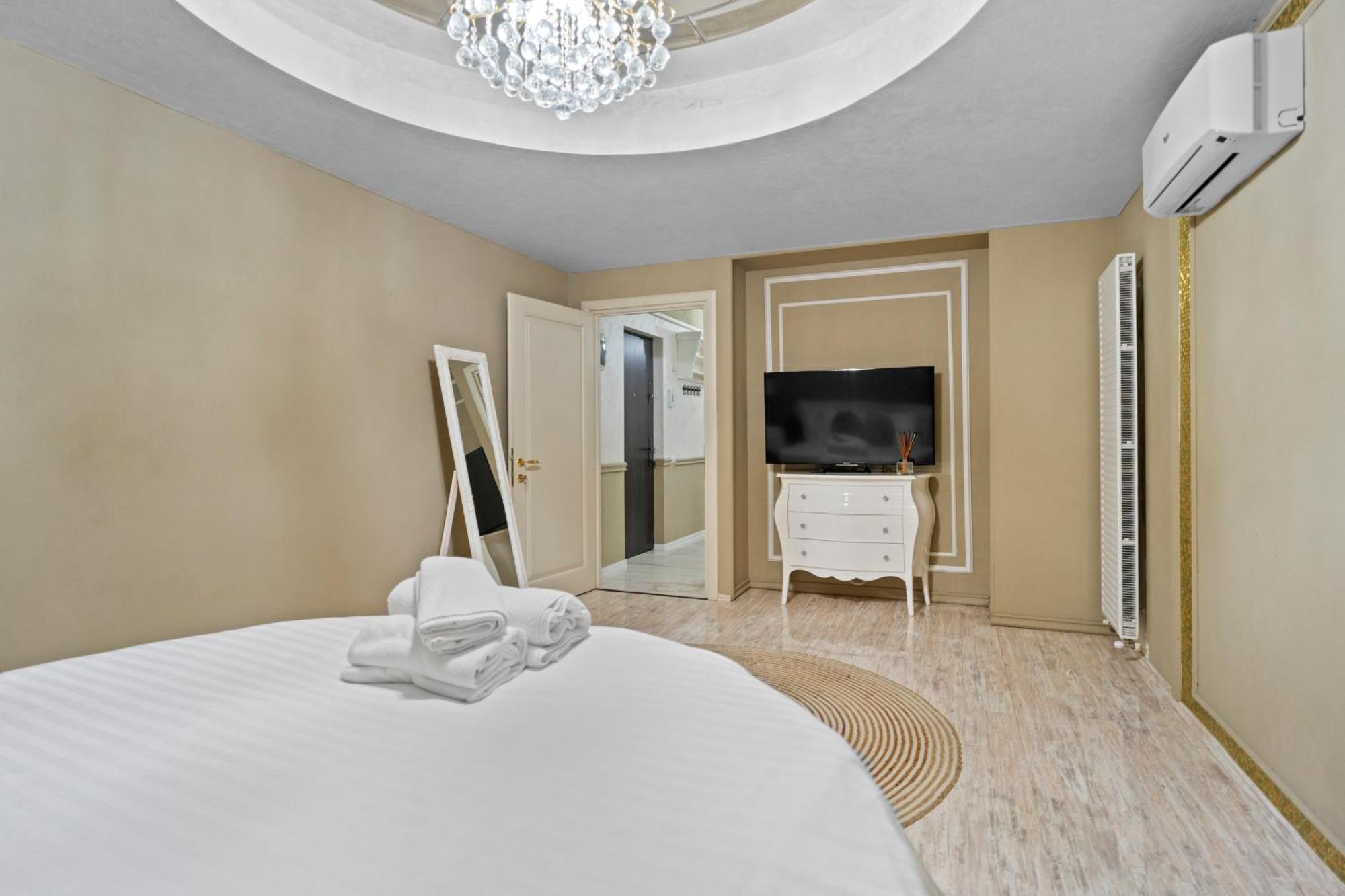 Classic Luxury At Mall Apartment