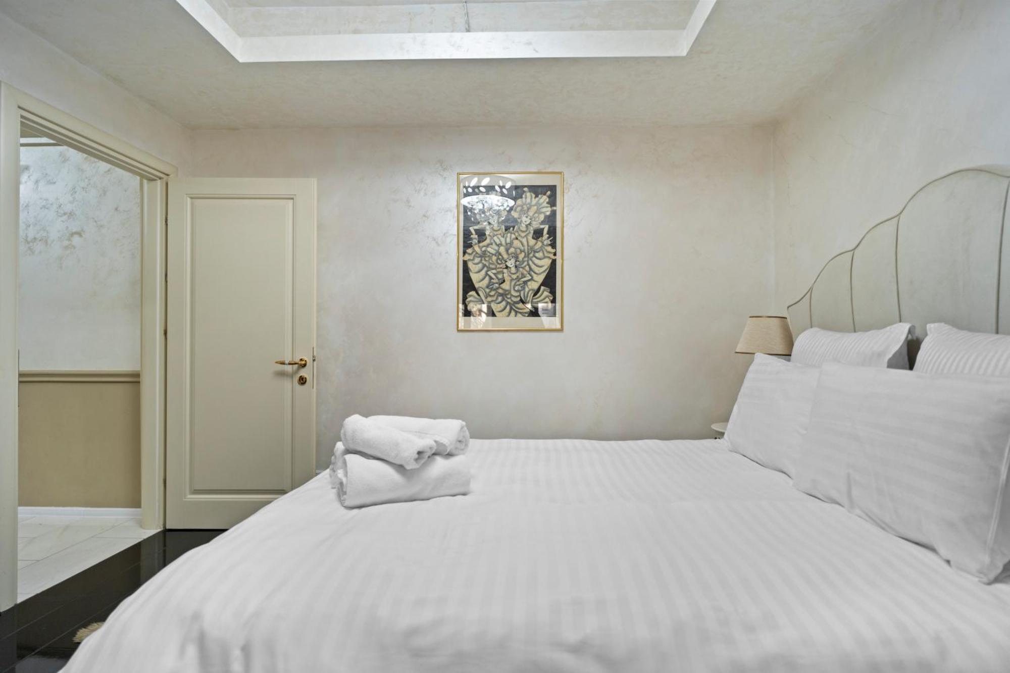 Classic Luxury At Mall Apartment Bucharest
