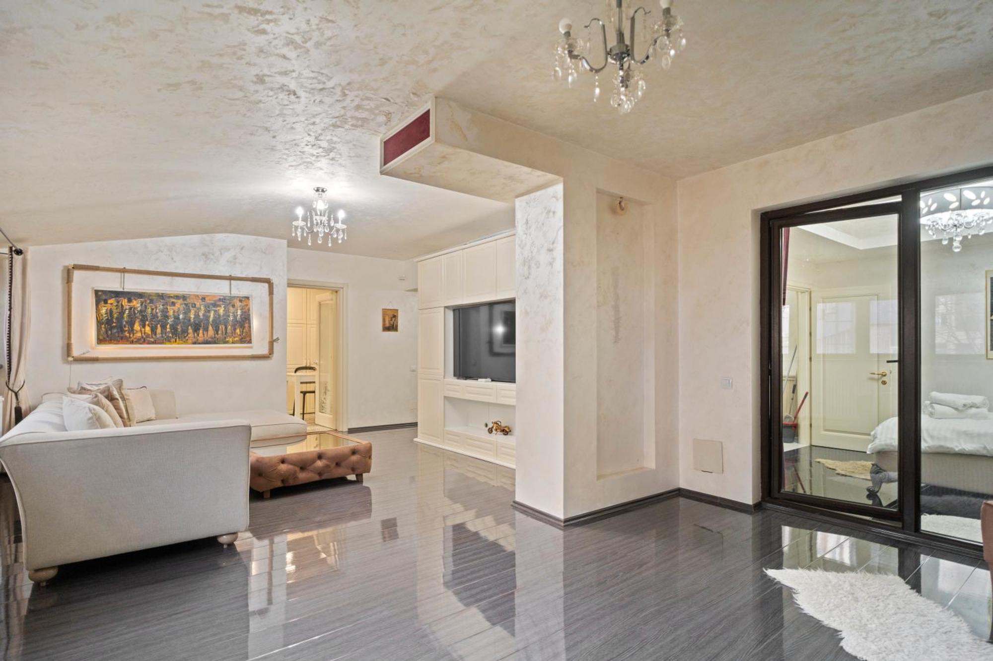 Classic Luxury At Mall Apartment