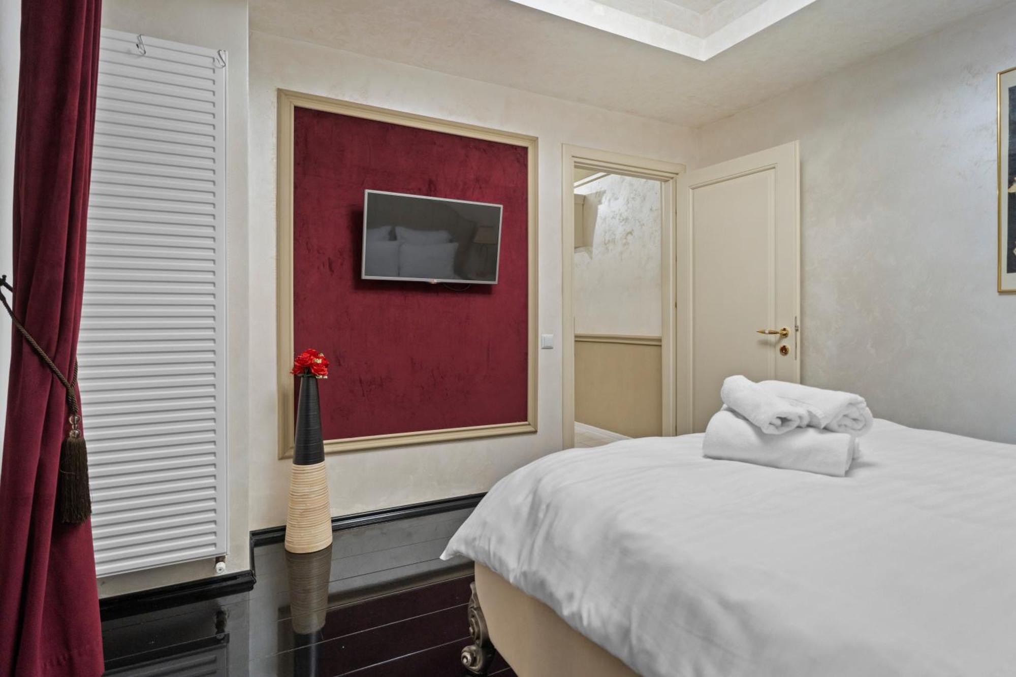 Classic Luxury At Mall Apartament